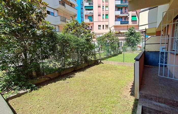 Appartamento con 9 locali in vendita in Via Sturla, Genova