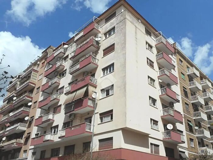 Appartamento trilocale in vendita in Via Ruggero Fiore, Roma