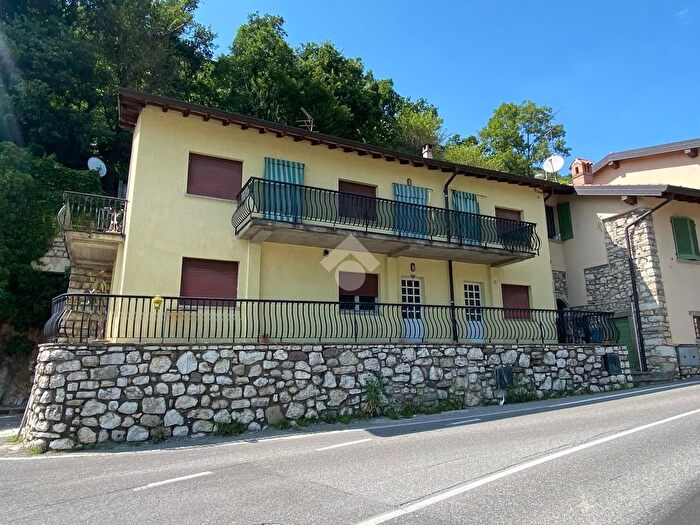 Casa con 5 locali in vendita in Via Vecchi, Adrara San Martino