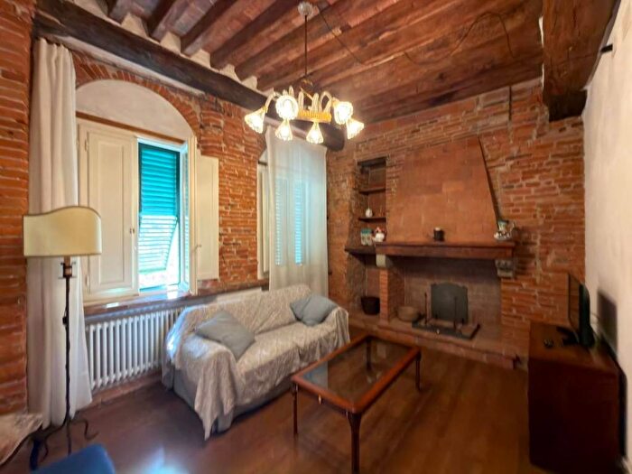 Appartamento trilocale in affitto in Corte S Lorenzo, Piazza Napoleone San Michele, Lucca