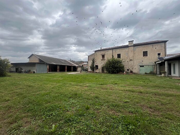 Casa con 8 locali in vendita in Via Marconi, Sossano