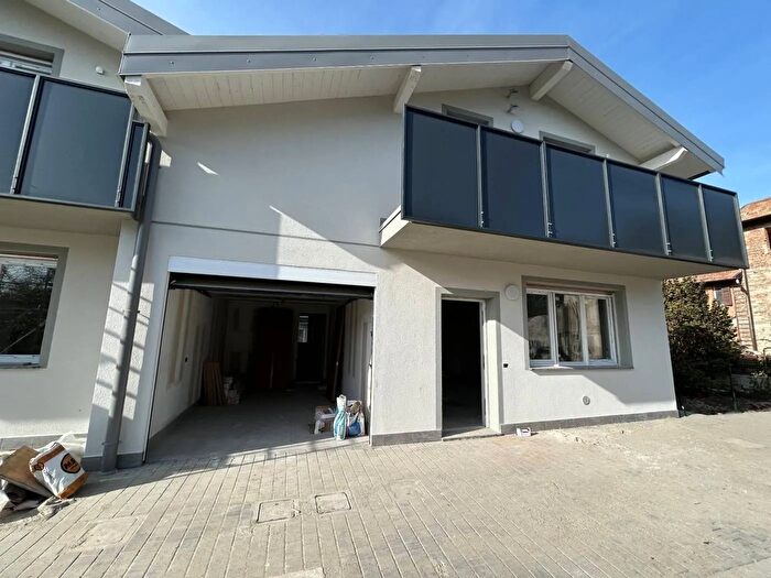 Casa con 6 locali in vendita in Via Carlo Bernasconi, Uggiate con Ronago