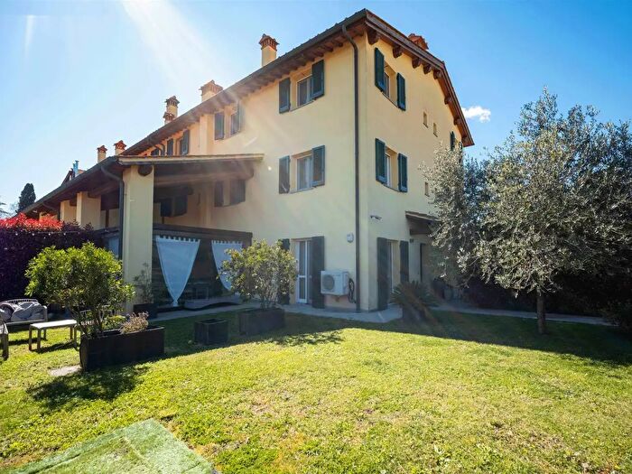 Casa con 6 locali in vendita in Via Ippolito Nievo, Campi Bisenzio