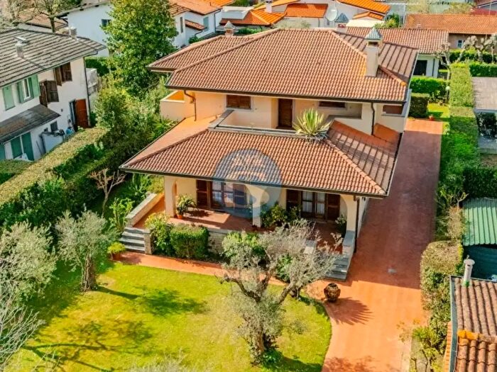 Casa con 13 locali in affitto in Forte Dei Marmi