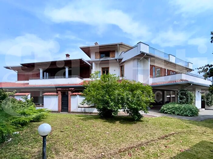 Appartamento con 5 locali in vendita in Alcide De Gasperi, Dorno
