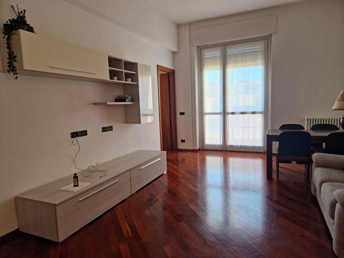 Appartamento trilocale in affitto in Bastioni di Porta Volta, Moscova, Milano