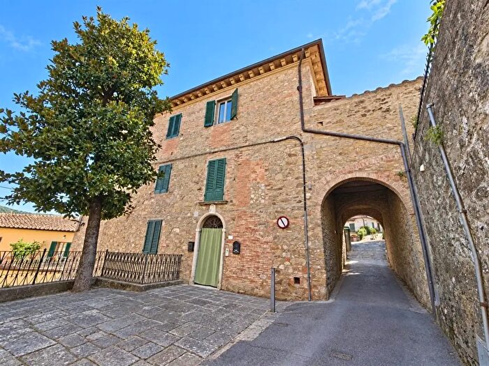Appartamento con 7 locali in vendita in Bucine