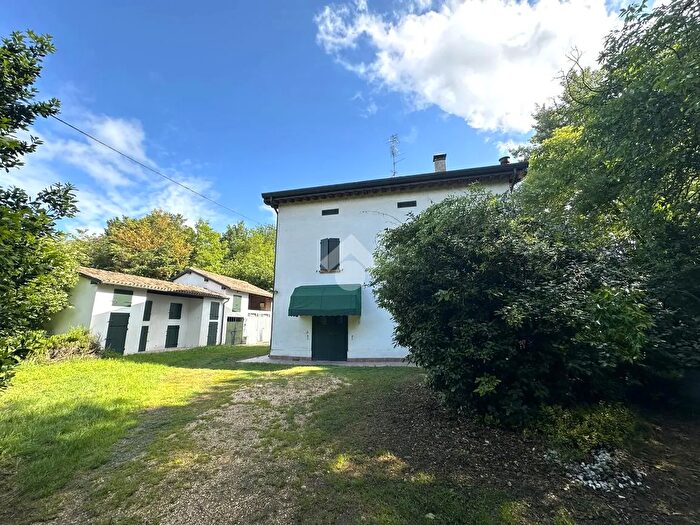 Casa con 8 locali in vendita in Via Rubadello, Medolla