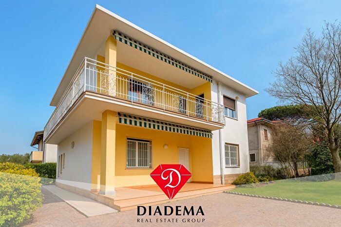 Casa quadrilocale in vendita in Via Jerago, Besnate