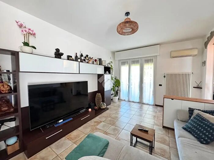Appartamento trilocale in vendita in Via Osnago, Lomagna