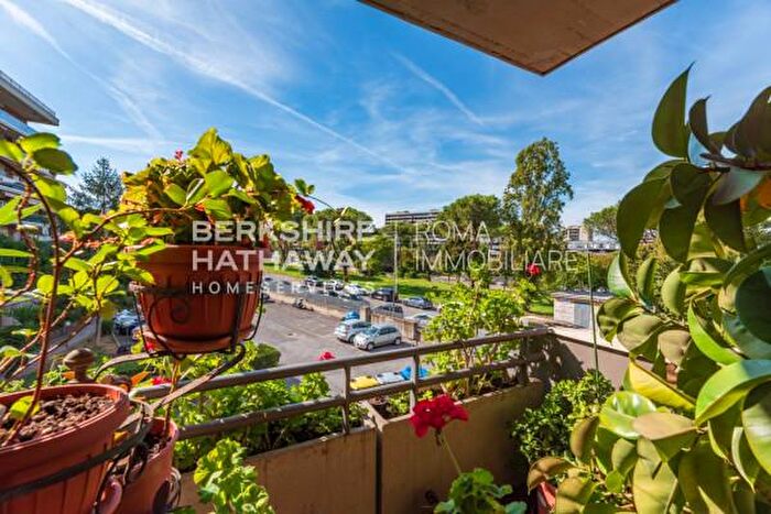 Appartamento trilocale in vendita in Via Fiume delle Perle, Roma