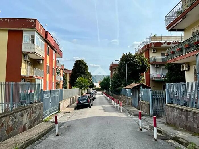 Appartamento trilocale in vendita in Via Consolare Campana, Quarto