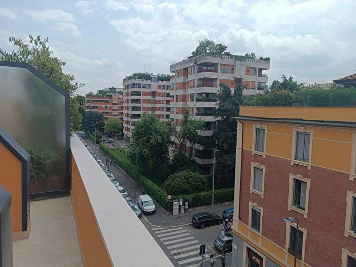 Appartamento trilocale in affitto in Via Andrea Maffei, Montenero, Milano
