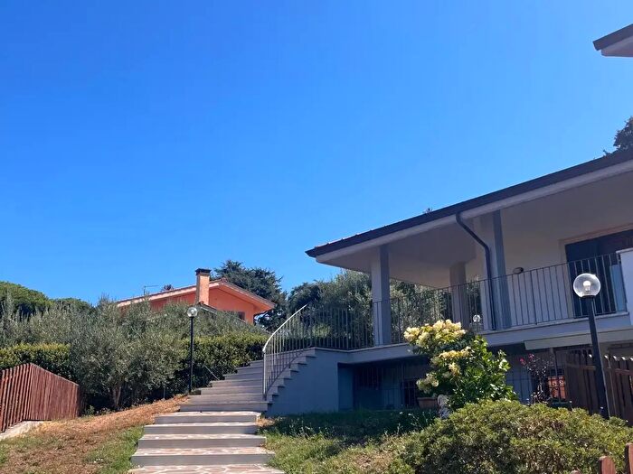 Appartamento con 5 locali in affitto in Via delle Ortensie, Rocca Di Papa