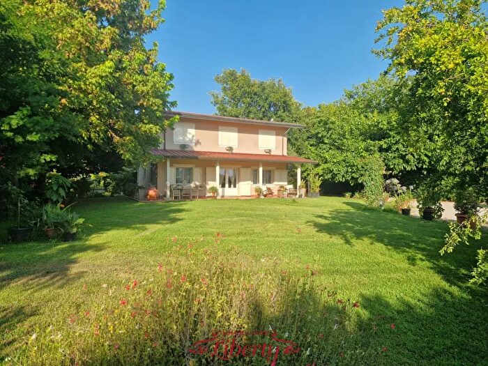Casa con 5 locali in vendita in Viareggio