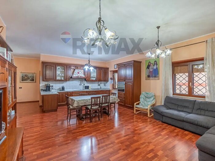 Appartamento con 5 locali in vendita in Via Valguarnera Caropepe, Roma