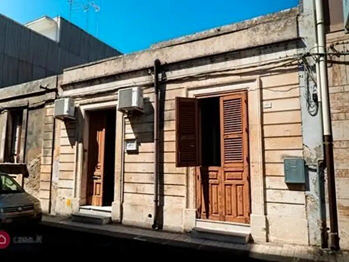 Casa con 7 locali in vendita in Floridia