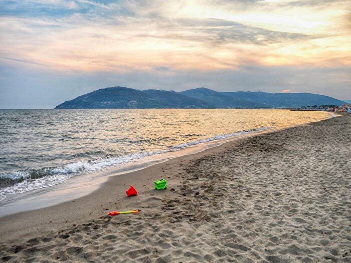 Appartamento bilocale in affitto in Piazza Gino Menconi, Marina di Carrara, Carrara