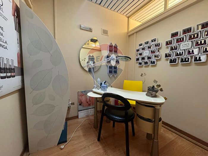 Appartamento con 9 locali in vendita in Viale Teracati, Siracusa