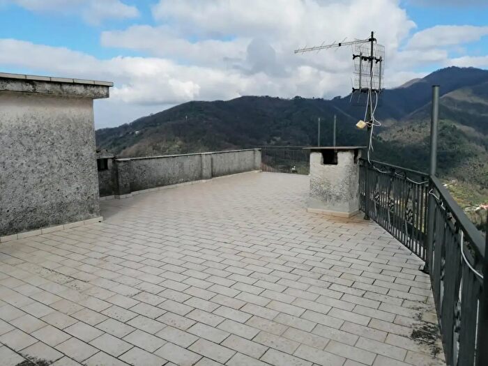 Casa con 8 locali in vendita in Luni