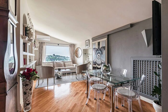 Appartamento con 6 locali in vendita in Via della Mendola, Roma