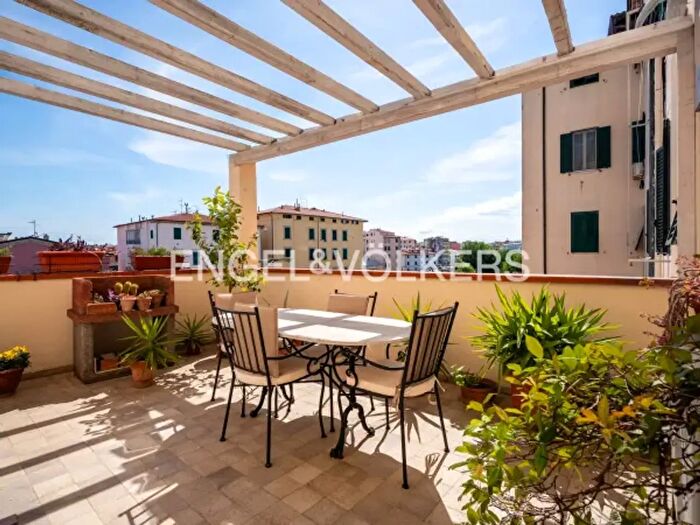 Appartamento con 6 locali in vendita in Via M Castelli, Livorno
