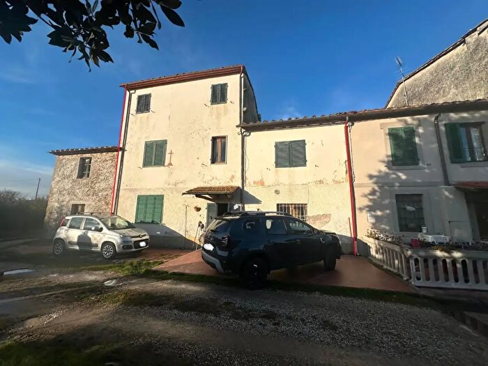 Casa con 7 locali in vendita in Pescia