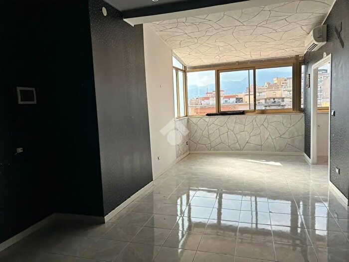 Appartamento trilocale in vendita in Via Aloisio Juvara, Palermo