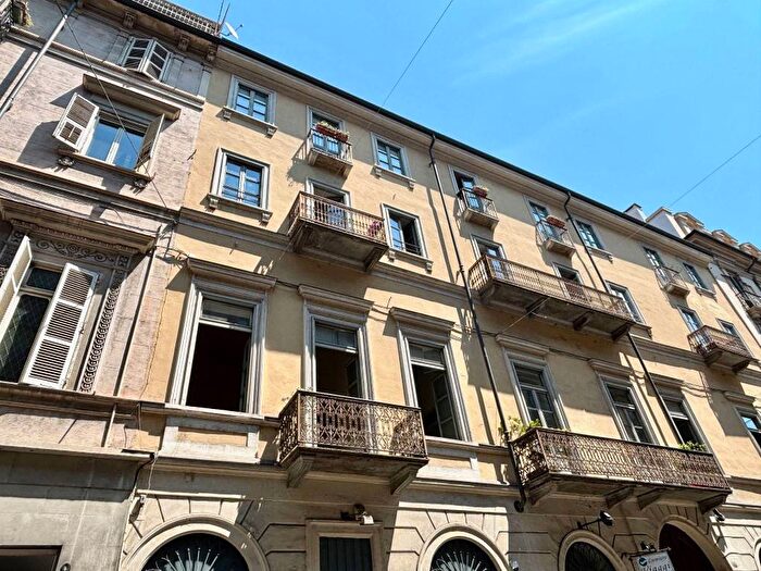 Appartamento bilocale in affitto in Via Camillo Benso di Cavour, Via Roma, Torino