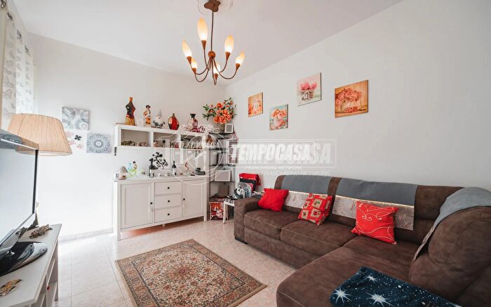 Appartamento con 8 locali in vendita in Via Piatesa, Galliera