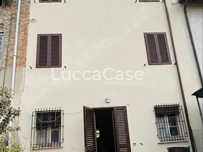 Casa con 9 locali in vendita in Capannori