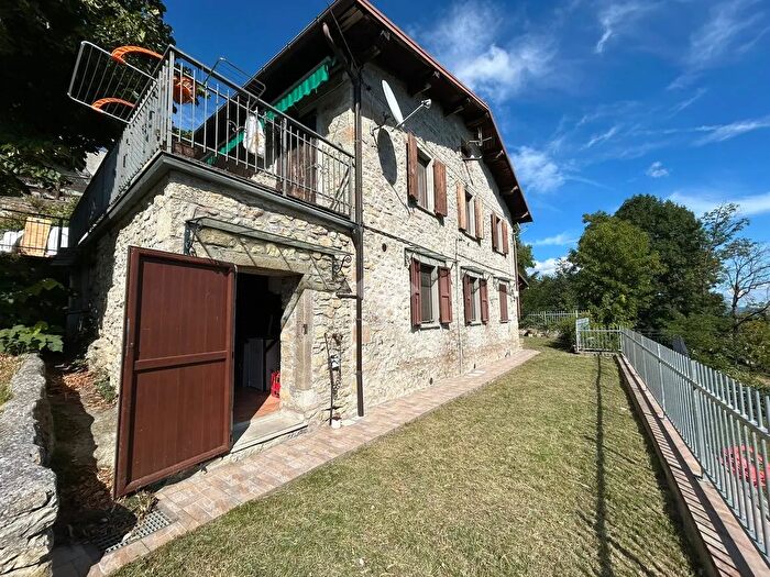 Appartamento trilocale in vendita in Via Montecuccolo, Pavullo Nel Frignano