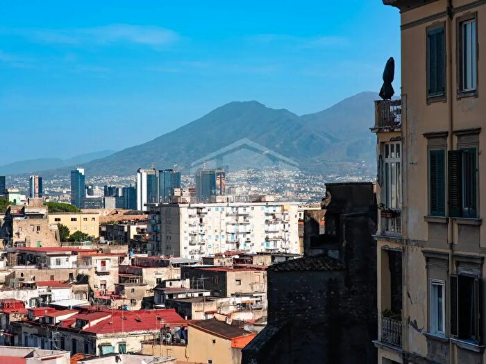 Appartamento con 6 locali in vendita in Via Santa Teresa degli Scalzi, Napoli