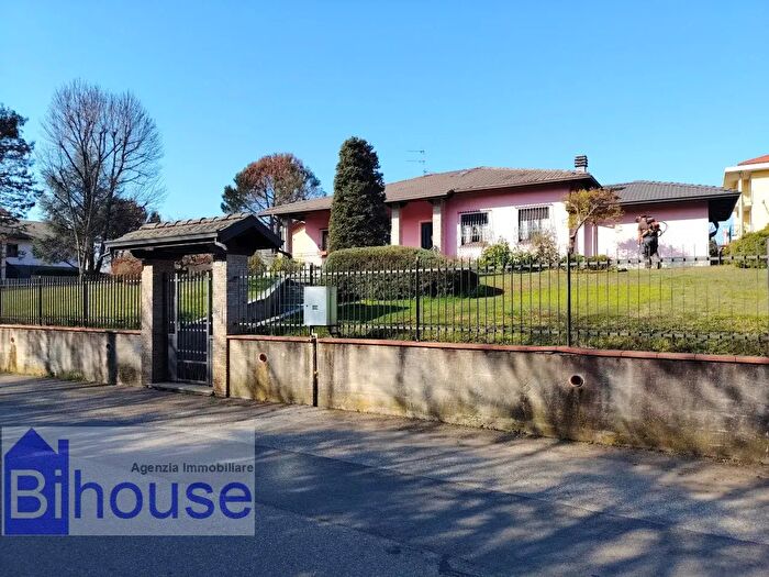 Casa con 9 locali in vendita in Cossato