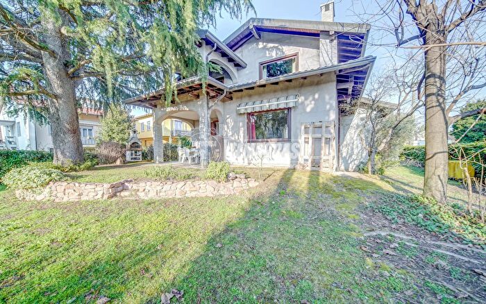 Casa quadrilocale in vendita in Via Galliano, Carnago