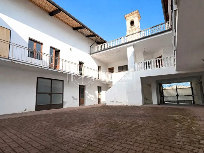 Casa con 6 locali in vendita in Via Umberto I, Cuceglio