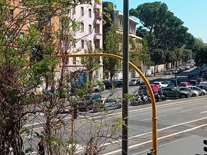 Appartamento con 12 locali in vendita in Via Britannia, Roma