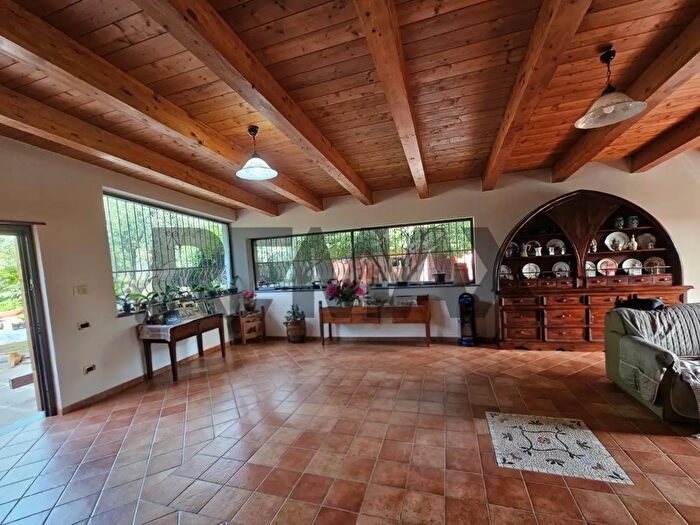 Casa con 6 locali in vendita in Salerno