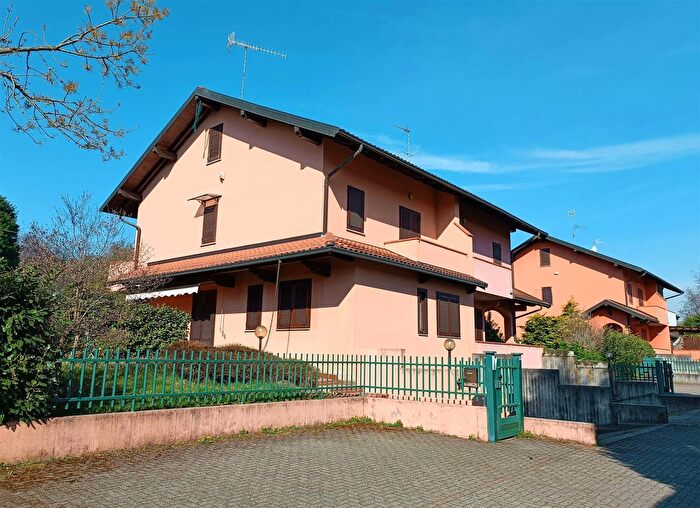 Casa con 8 locali in vendita in Gozzano, Gozzano