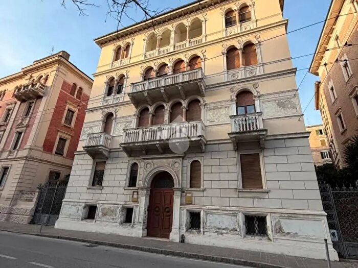 Appartamento trilocale in vendita in Viale della Vittoria, Ancona