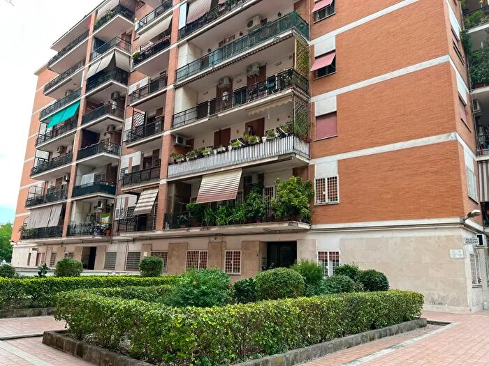 Appartamento bilocale in vendita in Via Val di Non, Roma