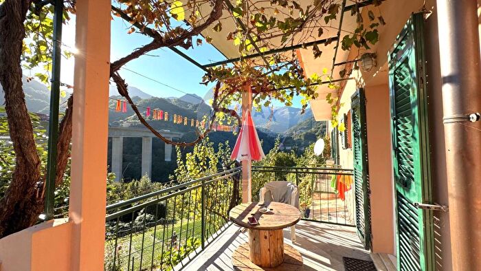 Appartamento con 6 locali in vendita in Via Costa dErca, Genova