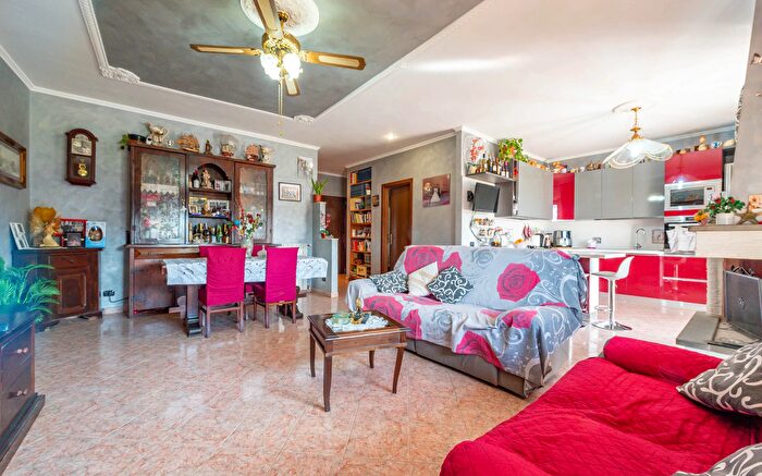 Appartamento trilocale in vendita in Via Cavate, Roma