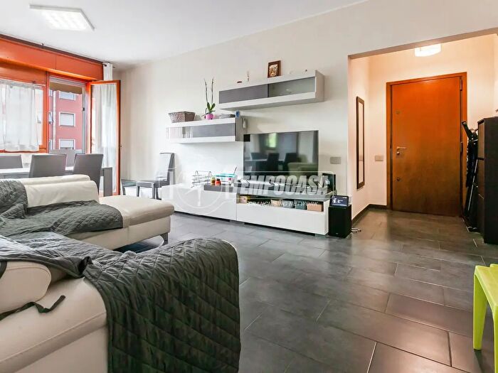 Appartamento trilocale in vendita in Via Federico De Roberto, Milano