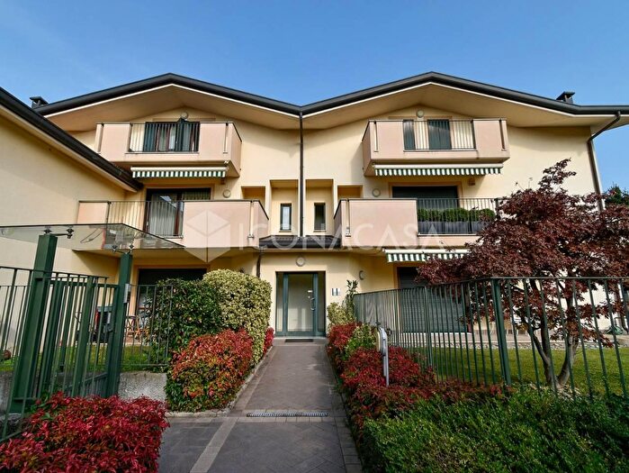 Appartamento trilocale in vendita in Via Udine, Pogliano Milanese