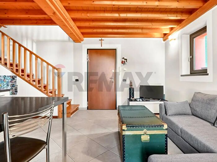 Appartamento bilocale in vendita in Via Marconi, Bisuschio