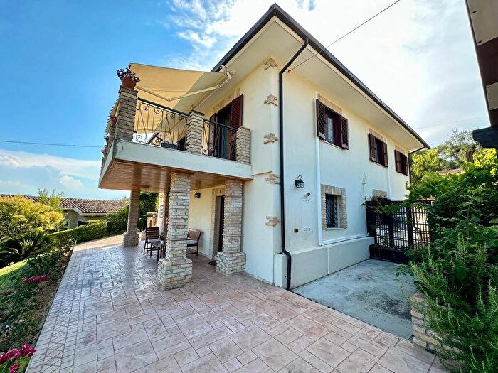 Casa con 11 locali in vendita in Strada SantAgnese, Citta SantAngelo