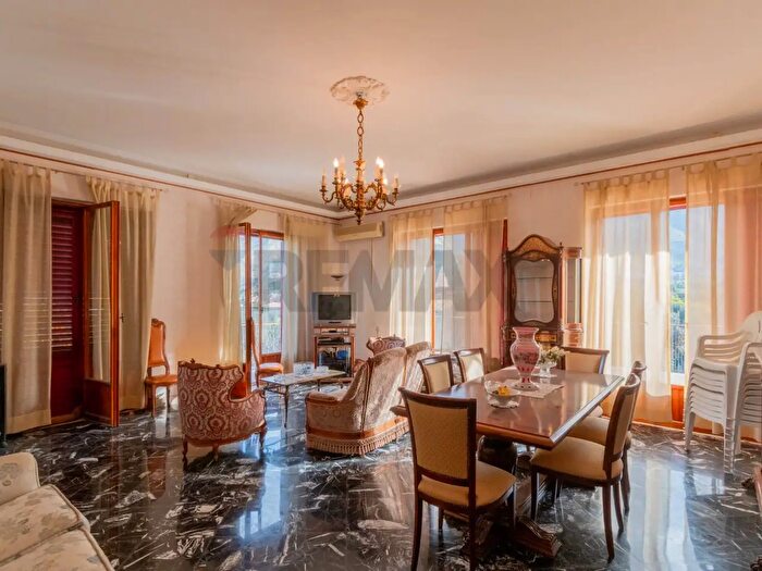 Appartamento con 7 locali in vendita in Via Olio di Lino, Palermo