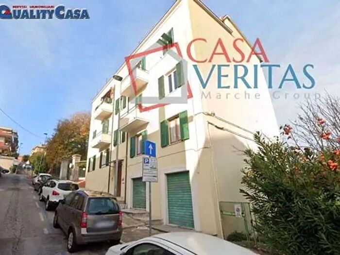 Appartamento trilocale in vendita in Via Scrima, Ancona