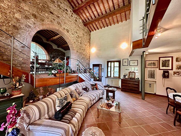 Casa con 8 locali in vendita in Monteriggioni